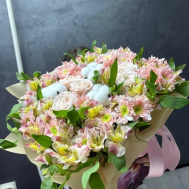 Композиция в коробке из хризантем, альстромерий, роз и хлопка