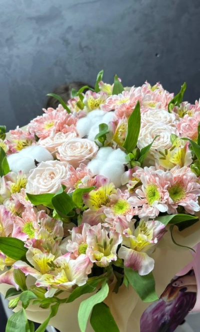 Композиция в коробке из хризантем, альстромерий, роз и хлопка