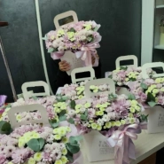 Композиция зи хризантем и эвкалипта в нежных тонах 1