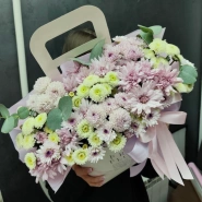 Композиция зи хризантем и эвкалипта в нежных тонах 0