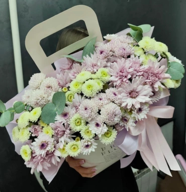 Композиция зи хризантем и эвкалипта в нежных тонах