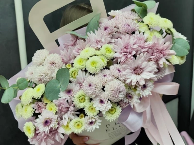 Композиция зи хризантем и эвкалипта в нежных тонах