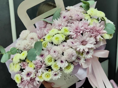 Композиция зи хризантем и эвкалипта в нежных тонах