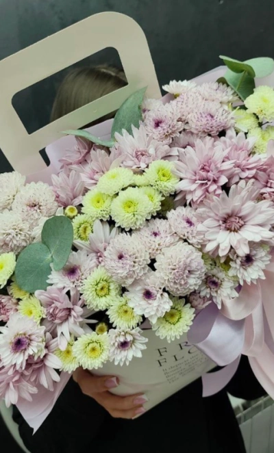 Композиция зи хризантем и эвкалипта в нежных тонах