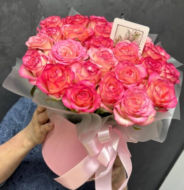 25 розовых роз в шляпной коробке