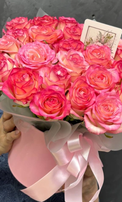 25 розовых роз в шляпной коробке