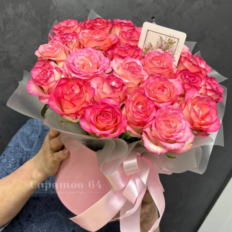 25 розовых роз в шляпной коробке