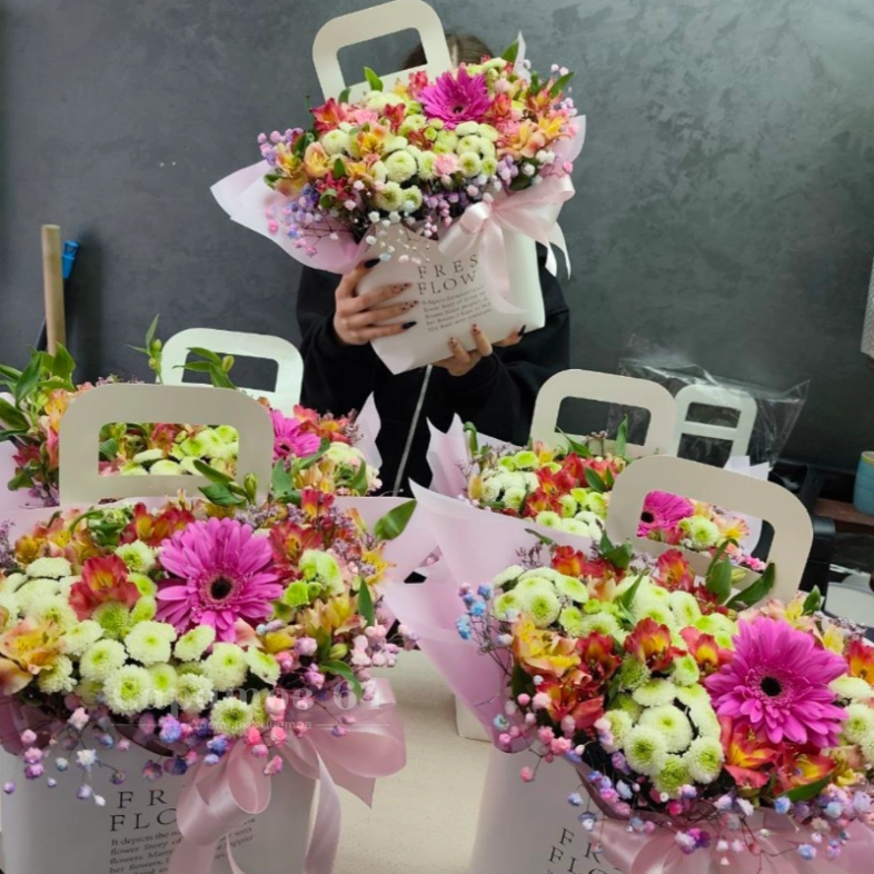 Яркий микс альстромерий и хризантем с герберой