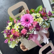 Яркий микс альстромерий и хризантем с герберой 0