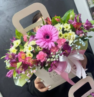 Яркий микс альстромерий и хризантем с герберой