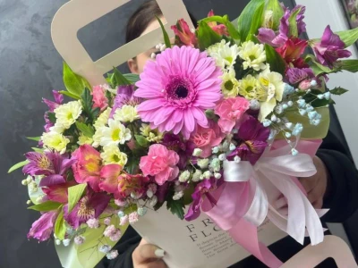 Яркий микс альстромерий и хризантем с герберой