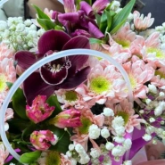 Сумочка с орхидеей, хризантемами и гипсофилой 2