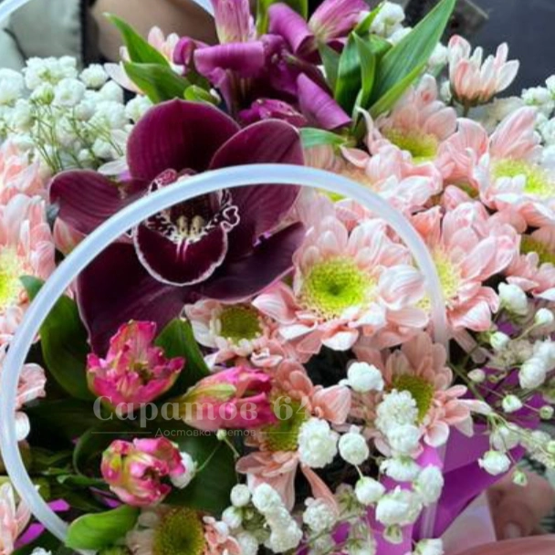 Сумочка с орхидеей, хризантемами и гипсофилой