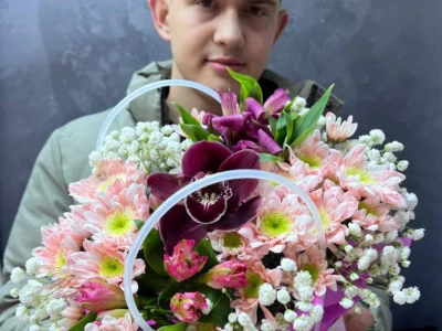 Сумочка с орхидеей, хризантемами и гипсофилой