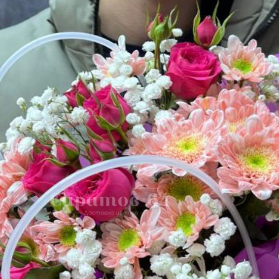 Сумочка с кустовой розой, хризантемами и гипсофилой