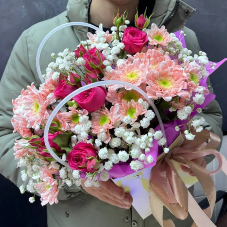 Сумочка с кустовой розой, хризантемами и гипсофилой