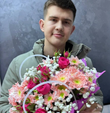 Сумочка с кустовой розой, хризантемами и гипсофилой