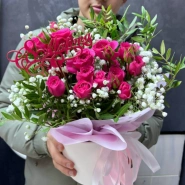 Кустовые розы с гипсофилой в шляпной коробке 1