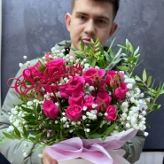 Кустовые розы с гипсофилой в шляпной коробке 0