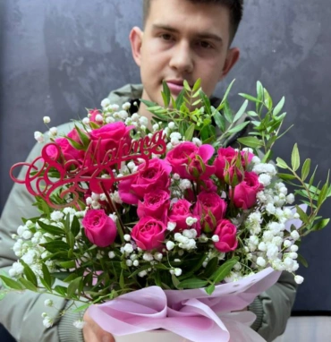 Кустовые розы с гипсофилой в шляпной коробке