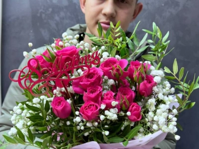 Кустовые розы с гипсофилой в шляпной коробке