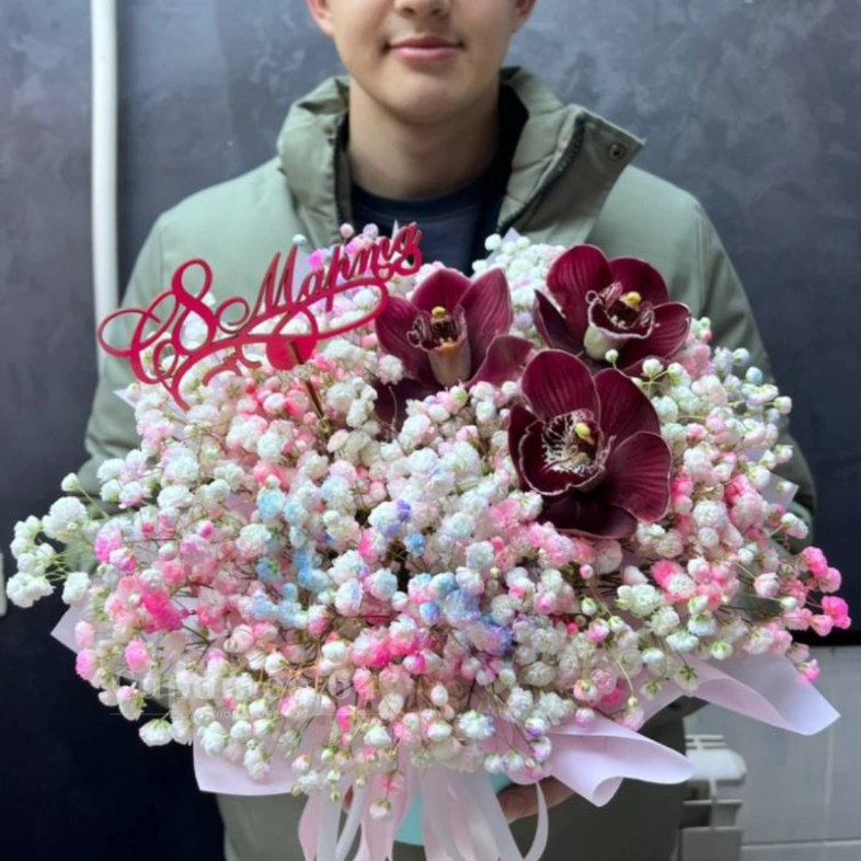 Гипсофила с орхидеей в шляпной коробке 