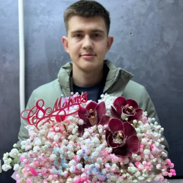 Гипсофила с орхидеей в шляпной коробке 