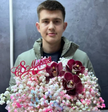 Гипсофила с орхидеей в шляпной коробке 