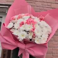Букет с хризантемами и гипсофилой &laquo;Барби&raquo; 1