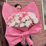 Букет с хризантемами и гипсофилой &laquo;Барби&raquo; 0