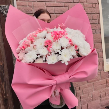 Букет с хризантемами и гипсофилой «Барби»