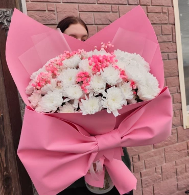 Букет с хризантемами и гипсофилой «Барби»