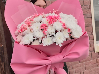 Букет с хризантемами и гипсофилой «Барби»