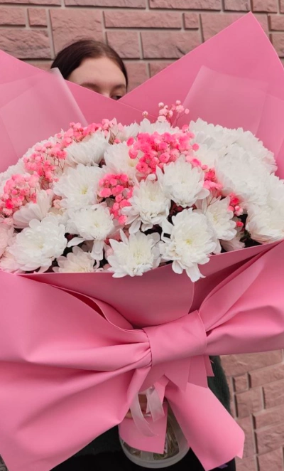 Букет с хризантемами и гипсофилой «Барби»