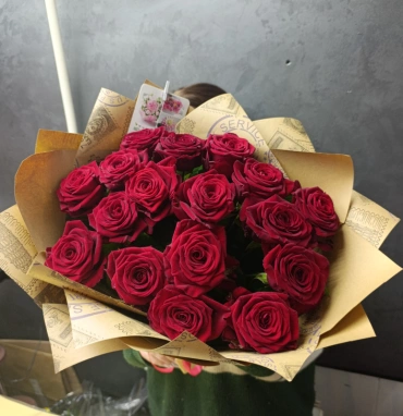 17 красных роз Ред Наоми в крафте