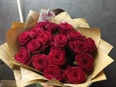 17 красных роз Ред Наоми в крафте