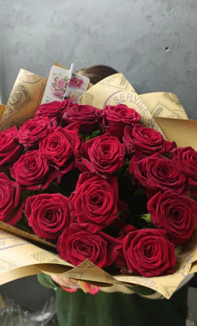 17 красных роз Ред Наоми в крафте