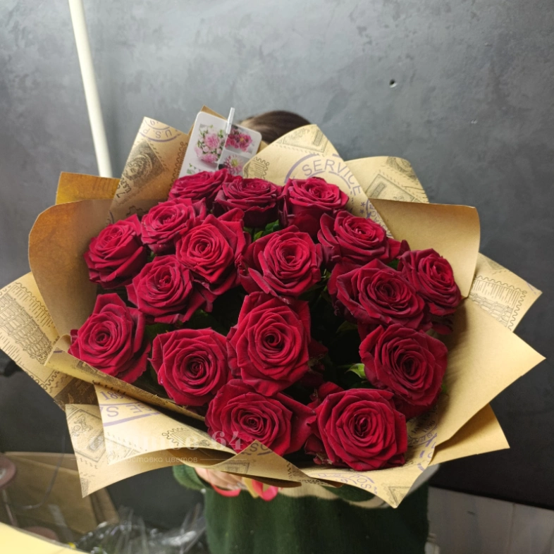 17 красных роз Ред Наоми в крафте