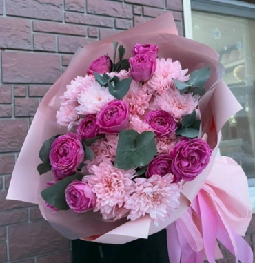 Нежный букет с хризантемами и пионовидной кустовой розой