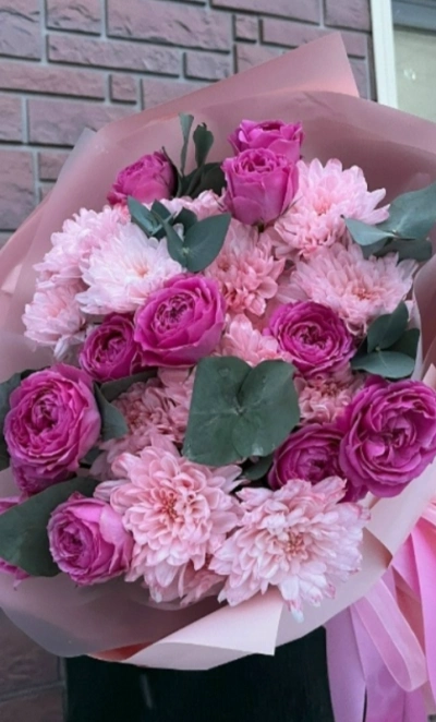 Нежный букет с хризантемами и пионовидной кустовой розой