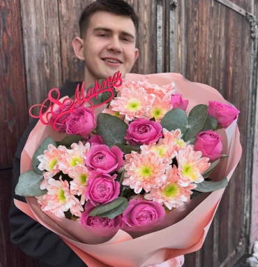 Круглый буеет с хризантемами и пионовидной кустовой розой