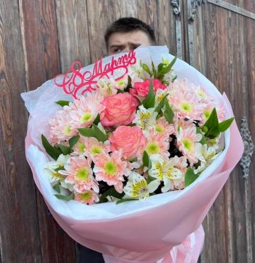 Букет с розами, хризантемами и альстромерией 