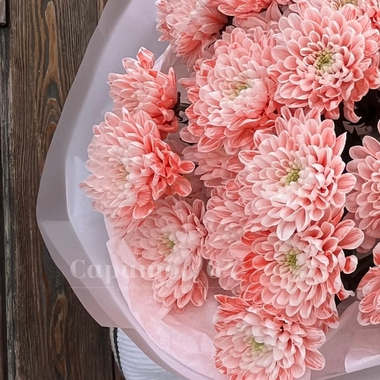 Круглый букет с хризантемами 