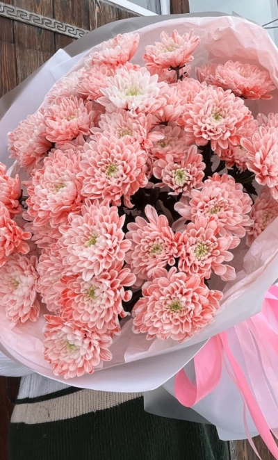 Круглый букет с хризантемами 