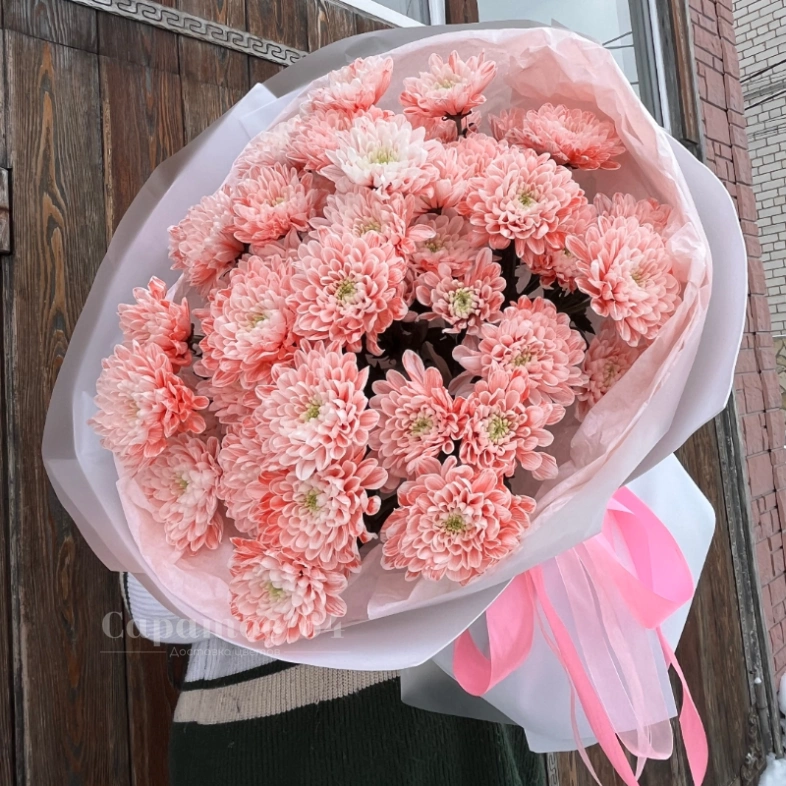 Круглый букет с хризантемами 