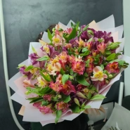 Букет с альстромерией микс 0