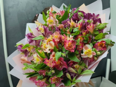 Букет с альстромерией микс