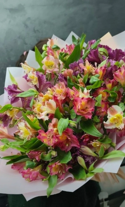 Букет с альстромерией микс