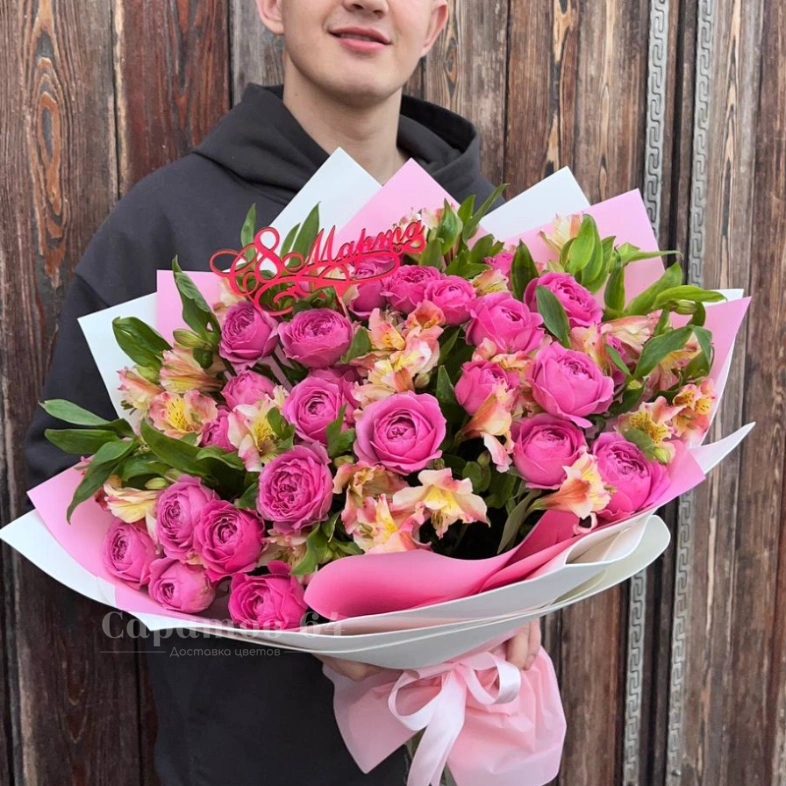 Букет с пионовидной кустовой розой и альстромерией