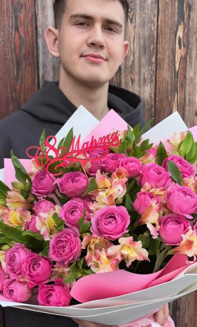 Букет с пионовидной кустовой розой и альстромерией